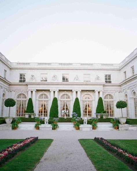 White Mansions, Gilded Age Wedding, Elegant Driveway, Fairmont Copley Plaza Wedding, Preppy Pinterest, Mansion Garden, Elegant Mansion, Wedding New England, Stanford White