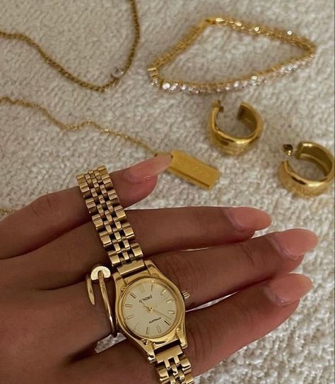 watch Gold Jewerly Girl, European Gold Jewellery, Gold Jewerly Girl Aesthetic, Womens Gold Jewelry Aesthetic, Asthetic Watches Women, Gold Acssesories Aesthetic, Clock Rings Aesthetic, Female Watch Aesthetic, Classy Women Watches