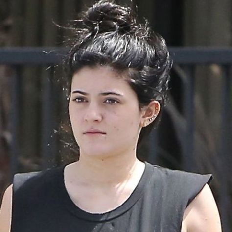 12 Unrecognizable Celebrities Without Make Up Kylie Jenner Kylie Jenner Ugly, Khloe Kardashian Without Makeup, Kylie Without Makeup, Kylie Jenner Face, Ugly Photos, Celebs Without Makeup, Jenner Girls, Kylie Jenner Pictures, Kylie Jenner Look