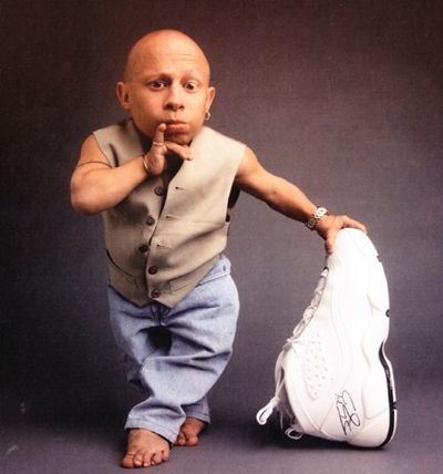 Verne Troyer:  this 40-year old actor, famous for playing Mini-Me in Austin Powers Verne Troyer, 30 Day Art Challenge, Mini Tv, Small People, Power Star, Austin Powers, Short People, Bald Men, Harry Potter Films