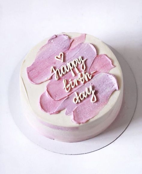 lunchbox mini cakes Birthday Cake For One Person, Hbd Mom Cake, Mini Cake Designs Birthday, Pretty Cakes Aesthetic, Minimalist Birthday Cake For Women, Happy Birthday Bento Cake, Pink Theme Cake, Birthday Cakes Aesthetic, 19 Birthday Cake