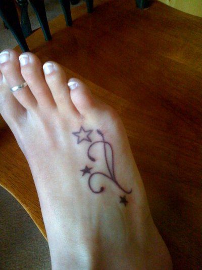 Simple Y2k Tattoo Ideas, Small Simple Y2k Tattoos, 2000s Tatoos, 2000s Tattoos, Baddie Thigh Tattoos, Star Foot Tattoos, Tattoo Y2k, Y2k Tattoo, 16 Tattoo