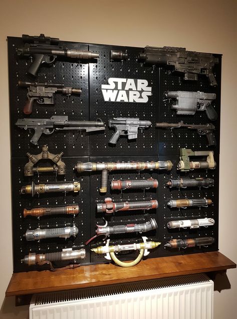 Star Wars Saber, Star Wars Man Cave, Decoracion Star Wars, Star Wars Room Decor, Star Wars Bedroom, Nerd Room, Star Wars Room, Star Wars Decor, Video Game Room Design