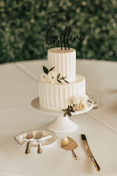 Wedding Cake Minimalist, Minimalist Wedding Cake, 2 Tier Wedding Cakes, Small Wedding Cakes, Dream Wedding Cake, Classic Wedding Cake, Wedding Cake Table, Modern Minimalist Wedding, Wedding Dessert Table