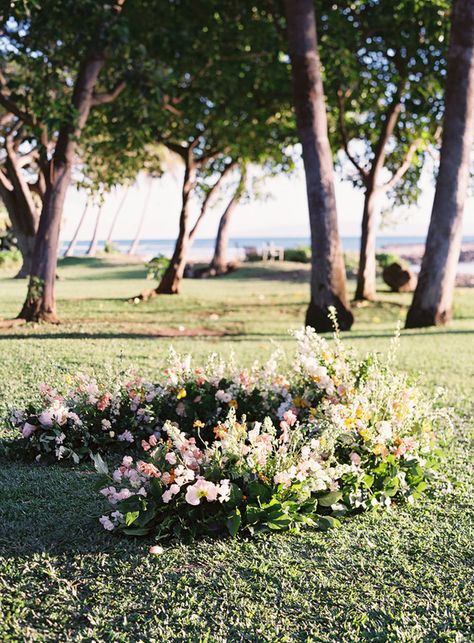 Romantic Hawaii wedding with an insanely cool dress, inspired by a Maui sunset - 100 Layer Cake Wedding Arch Alternative, Aisle Florals, Maui Sunset, Altar Flowers, Aisle Flowers, Garden Weddings Ceremony, Wedding Altars, Arch Flowers, Maui Wedding