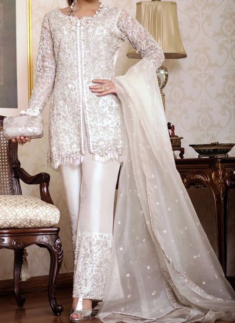 White Party Wear Suit, White Sharara Suit, Pakistani Sharara Suit, Mehandi Henna, Army Art, Pakistani Party Wear Dresses, Love Power, Trendy Outfits Indian, Model Runway