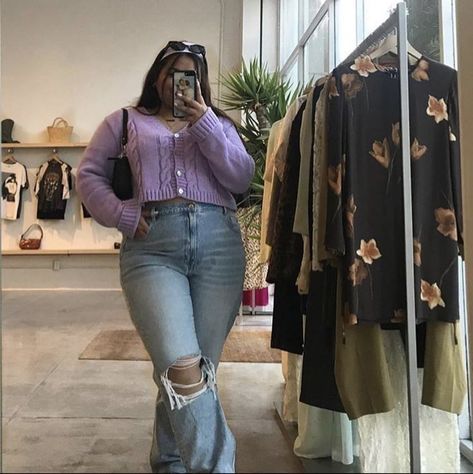 Plus Size Baddie Outfits Casual, Moda Midsize, Outfit Ideas For Chubby Girls, Baddie Outfits Fall, Outfits Fall 2023, Cropped Cardigan Outfit, Chubby Girl Fashion, Flare Jean Outfit, Plus Size Baddie