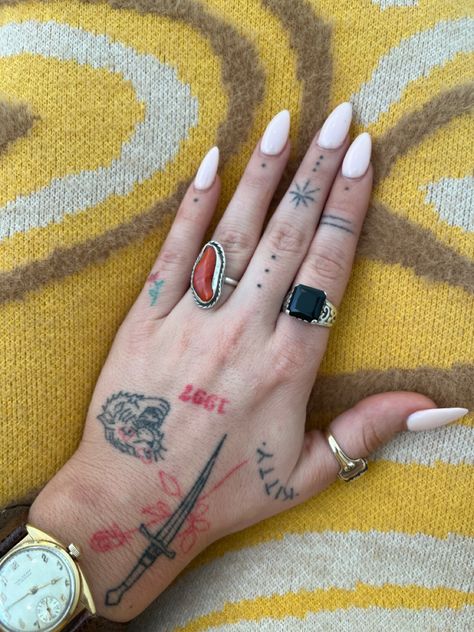 Pretty Knuckle Tattoos, Simple Hand Stick And Poke, Lines On Finger Tattoo, Cool Symbol Tattoos, Stick And Poke Tattoo On Finger, Stick And Poke Hand Tattoo Ideas, Small Hand Poked Tattoo, Indie Finger Tattoos, Stick And Poke Tattoo Traditional