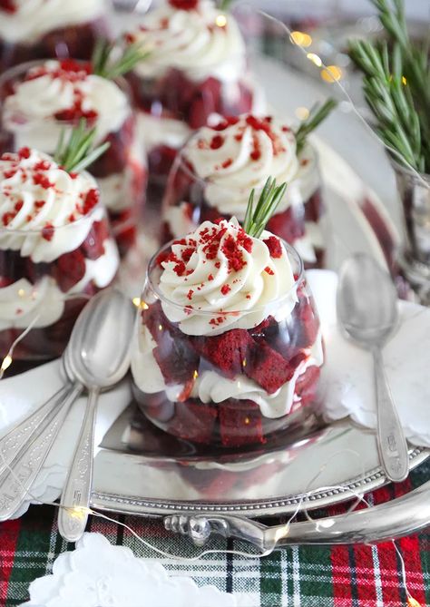 Red Velvet Trifles Red Velvet Pudding, Red Velvet Trifle, Velvet Desserts, Trifle Bowl Recipes, Valentine Dinner Party, Mini Trifle, Red Velvet Desserts, Red Desserts, Trifle Bowl