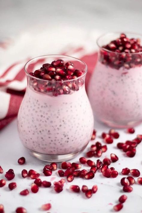 Pomogranette Recipes, Chia Seed Yogurt, Pomegranate Dessert, Chia Puding, Pomegranate Recipes, Yogurt Parfait, Yogurt Recipes, Grocery List, Fitness Trainer