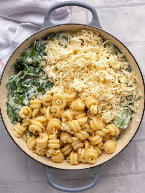 Great way to update a classic Spinach Mac And Cheese, Resep Salad, Cheese Food, Health Dinner, Oreo Dessert, Creamed Spinach, India Food, Health Dinner Recipes, Comfort Foods