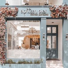 Cake Shop Design, Tor Design, Bakery Shop Design, Flower Shop Design, Bakery Design Interior, Bakery Decor, Coffee Shop Interior Design, Storefront Design, Cafe Shop Design