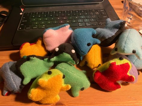 Tiny Plushie Pattern, Mini Felt Animals Free Pattern, Tiny Felt Animals, Frog Plushie Diy, Frog Sewing, Felt Frog, Felt Crafts Kids, Frog Plushie, Felt Plushie