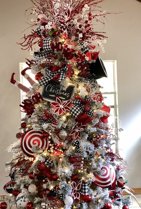 Red black and white Christmas tree by christmas Envy Lindsey Beck message me for details! White Christmas Tree Decorations, Christmas Tree Decorating Themes, Silver Christmas Tree, Red Christmas Tree, Christmas Tree Inspiration, Black Christmas Trees, White Christmas Trees, Christmas Tree Ideas, Christmas Tree With Gifts