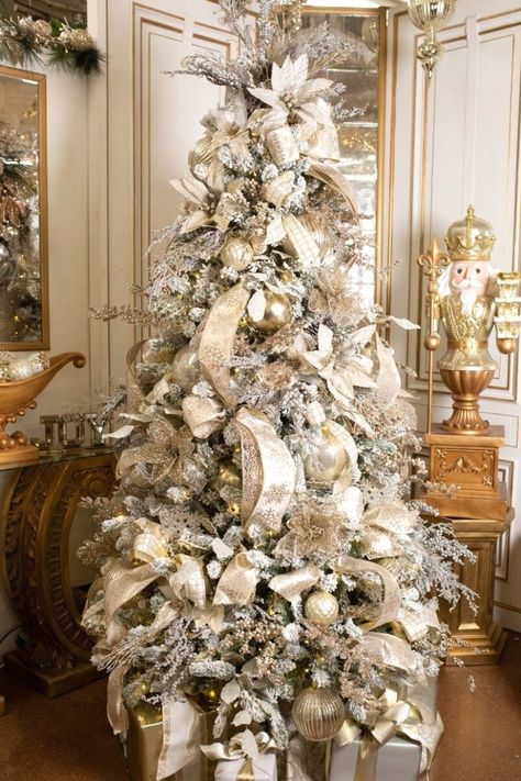 Shop our wonderful, custom Natural Elegance themed Christmas tree bundle! Bundle and save at Texas’ #1 Christmas store! #christmasideas #xmas #xmasdesign Glamorous Christmas Tree, Champagne Christmas Tree, Christmas Queen, Glam Christmas Tree, Christmas Tree Decorated, Glamorous Christmas, Gold Christmas Tree Decorations, Christmas Tree Decorating Themes, Flocked Christmas Trees Decorated