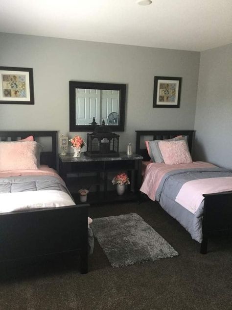 Twin Room Decor, Room Ideas With Two Beds, Cute Twin Size Bed Ideas, Room Ideas For Two Sisters Aesthetic, Bedroom Ideas 2 People, Half Room Ideas Bedrooms, Room Ideas For Shared Rooms, Twin Sized Bedroom Ideas, Two Beds In One Room Ideas