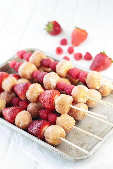 Kid Party Appetizers, Brunch Finger Foods, Fruit Kabobs Kids, Dessert Kabobs, Fruit Kabobs, Strawberry Baby, Shower Desserts, Baby Shower Desserts, Shower Food