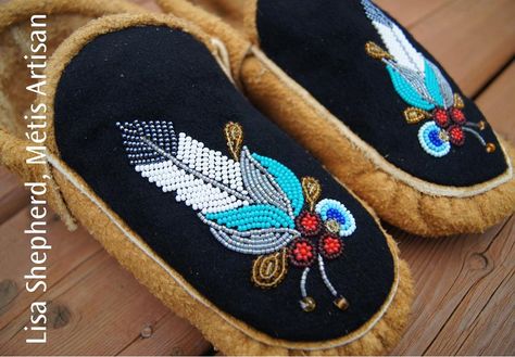 Beaded Mittens Native, Moccasin Vamps, Beaded Moccasins Pattern, Beaded Vamps, Native Moccasins, Baby Moccasin Pattern, Leather Mittens, Native Designs, Moccasin Pattern