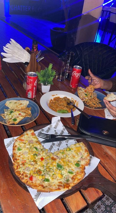 Resturent Pic Food, People Eating Food Photography, Dinner Snapchat Story Night Indian, Dinner Time Instagram Story, Snap Food Instagram, Fake Dinner Story, Fake Snap Food, Fast Food Snap, Fake Food Snaps