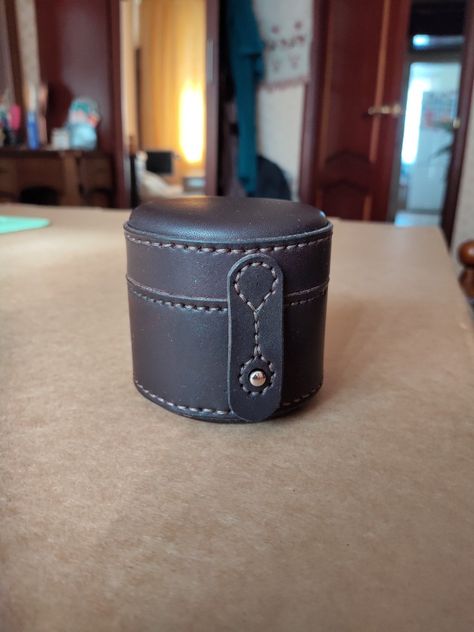 Leather Crafts, Leather Box, Round Leather, Leather Work, Leather Bags, Leather Working, Leather Craft, Cuff Bracelets, Leather Bracelet