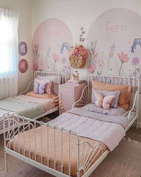 Sister Room Ideas Shared Bedrooms, Sister Bedroom Ideas, Girls Bedroom Ideas Shared, Sisters Bedroom Ideas, Twin Girl Bedrooms, Sisters Room, Sister Bedroom, Wallpaper Decals, Girls Bed