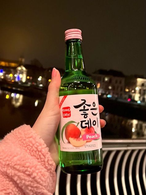 Snacks Japonais, Korean Drinks, Pretty Alcoholic Drinks, Korean Snacks, Asian Snacks, Yummy Comfort Food, Pretty Drinks, Soju, Pink Peach