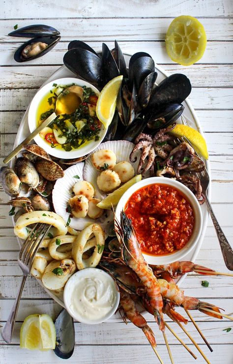 Grazing Board Ideas, Italian Fish Stew, Bbq Seafood, Seafood Risotto, Grilled Seafood Recipes, Grazing Board, Seafood Platter, Cooking Easy, Grilled Seafood