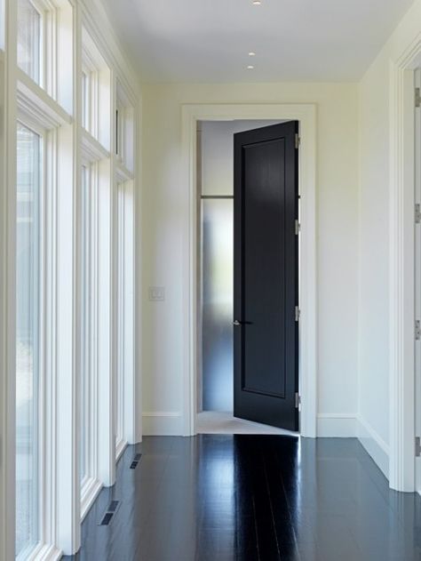 Black & White at its best, black floor and doors and white walls baseboards Decoration Hall, Black Interior Doors, Wooden Floorboards, Doors And Floors, Dark Floors, Living Room Color Schemes, Black Door, Room Color Schemes, Black Floor