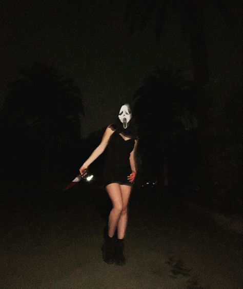 female ghostface costume black dress scream movies party insta post inspo Cute Ghost Face Halloween Costume, Halloween Costumes Gosthface, Ghostface Costume Aesthetic, Iconic Villain Costumes, Hot Ghost Face Costume, Halloween Ghostface Costume, Scream Ghostface Costume, Halloween Female Costumes Ideas, Ghostface Costume Women Ideas