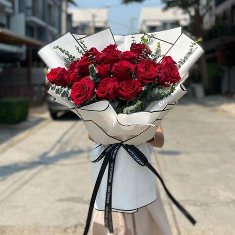 Top 10 Decofresh Roses for a Romantic Valentine's - Article on Thursd Flower Bouquet For Birthday, Nice Bouquet Flowers, Bouquets Of Roses, Beautiful Flower Bouquets, Valentines Roses Bouquet Ideas, Rose Buke, Romantic Flowers For Her, Valentine Roses Bouquet, 10 Roses Bouquet