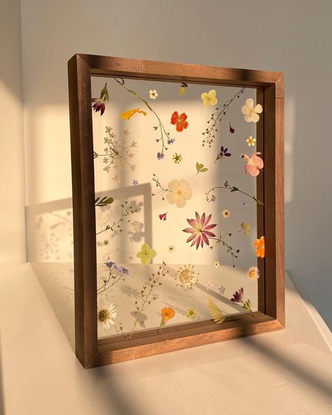 Pressed Flowers Diy, Pressed Flowers Frame, Flower Picture Frames, Pressed Flower Crafts, Garden Art Ideas, Flow Design, Floating Flowers, Garden Art Sculptures Diy, Garden Art Projects