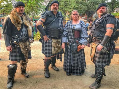 Celtic Costume Men, Kilt Outfit Men, Celtic Costume, Viking Halloween Costume, Vikings Halloween, Knight Outfit, Ren Faire Outfits, Scottish Dress, Scottish Clothing