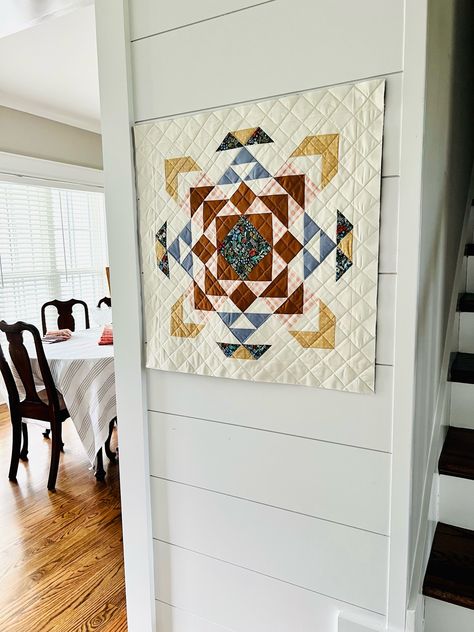 Quilt Wall Hanging Ideas Home Decor, Quilted Wall Hanging Ideas, Small Quilted Wall Hangings, Modern Wall Hanging Quilts, Wall Quilts Patterns Free, Quilt Hung On Wall, Modern Quilt Wall Hanging Patterns, Quilt Art Wall Hangings, Wall Quilts Hanging