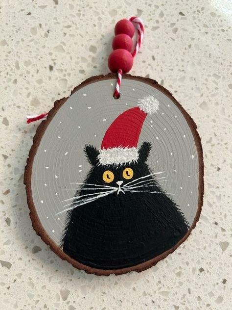 Log Christmas Ornaments, Adult Ornament Craft, Homemade Glass Ornament Ideas, Painted Cat Ornaments, Black Cat Christmas Ornament, Woodslice Decoration Christmas, Diy Cat Christmas Ornaments, Wood Burnt Ornaments Diy, Homemade Painted Ornaments