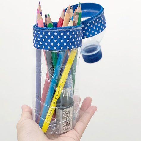 DIY Bottle Pencil Case #pencilcase #diypencilcase ★ Cute and cool back to school supplies every student must-have. ★ #schoolsupplies #stationary #diyschoolsupplies #tutorial #backtoschool #schoolsupplieschecklist Diy Crafts Pencil Case, Escuela Diy, Diy Pencil Case, Recycled Crafts Kids, Empty Plastic Bottles, Reuse Plastic Bottles, Diy Pencil, Diy School Supplies, Recycled Bottle