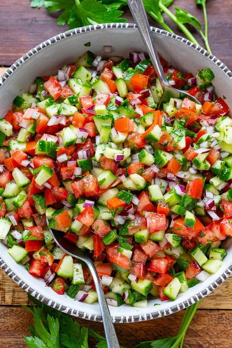 Closet Cooking Tomato And Onion Salad, Closet Cooking, Salad Inspiration, Easy Mediterranean Diet Recipes, Fresh Salad Recipes, Zucchini Salad, Superfood Salad, Mediterranean Salad, Delicious Soup Recipes