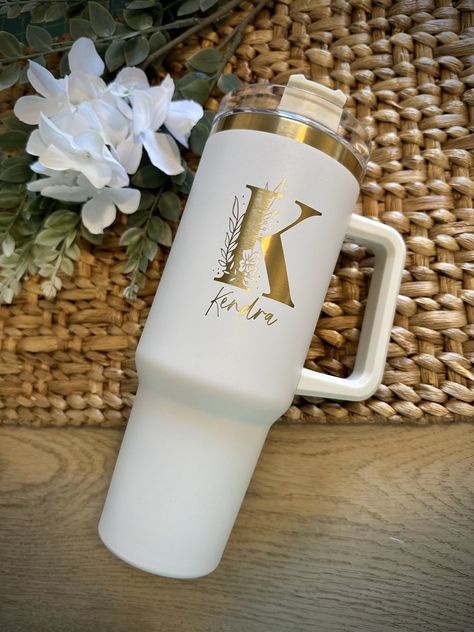 Laser Engraved Cups, 40 Oz Tumbler Ideas, Tumblers With Vinyl Ideas, Termo Yeti, Insta Ads, Kitchenware Ideas, Friend Application, Wedding Tumbler, Tumbler Cups Personalized