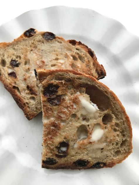 Easy Raisin Bread, Bread Recipes Cinnamon, Bread In A Dutch Oven, Raisin Bread Recipe, Cinnamon Raisin Bread Recipe, Dutch Oven Bread, Cinnamon Raisin Bread, Artisan Bread Recipes, Raisin Bread