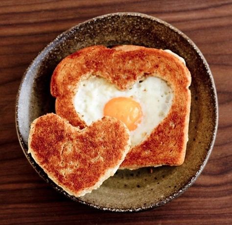 Heart shaped eggs in your bread. | 15 DIY Tips And Lifehacks To Make This Valentine’s Day Special Valentine Brunch, Romantic Breakfast, Valentines Breakfast, Heart Shaped Food, Valentines Snacks, Healthy Valentines, Croque Madame, Valentines Day Food, Valentine's Day Recipes