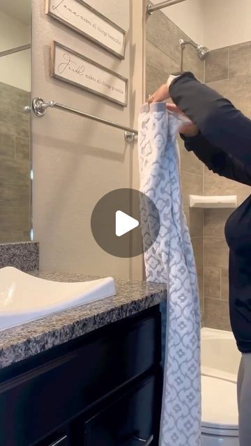 Decor Towels In Bathroom, How To Hang Towels Decoratively, Towel Styling Bathroom, Restroom Towel Decor, Styling Towels In Bathroom, Folded Bathroom Towels, How To Hang Bathroom Towels On Towel Bar, Bathroom Towel Arrangement Ideas, Folding Bath Towels Storage Ideas