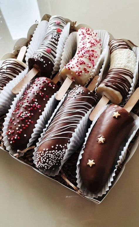 Banana Popsicle Recipes, Candy Apple Recipe, Choco Banana, Chocolate Covered Strawberry Recipe, Banana Pops, Chocolate Covered Bananas, Chocolate Covered Fruit, Party Food Platters, Chocolate Bomb