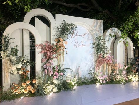 Elegant Wedding Buffet Set Up, Outdoor Wedding Stages, Stage Wedding Backdrop, Outdoor Wedding Stage Ideas, White Pink And Gold Wedding Decor, Wedding Stage Backdrop Receptions, Wedding Reception Stage Design, Diy Wedding Backdrop Outdoor, Wedding Backdrop Design Indoor Elegant