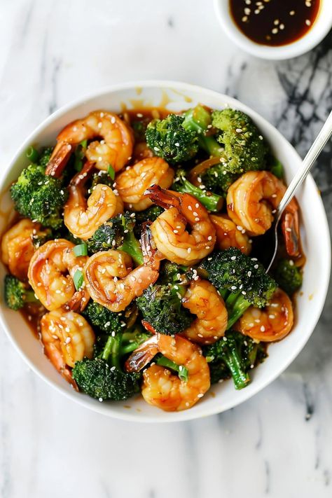 This shrimp and broccoli stir-fry is even better than takeout! It's quick, easy, and packs a nice punch of flavor! Keto Seafood, Shrimp Stir Fry, Shrimp And Broccoli, Veggie Lasagna, Quick Stir Fry, Better Than Takeout, Broccoli Stir Fry, Ginger Sauce, Dinner Recipes Crockpot