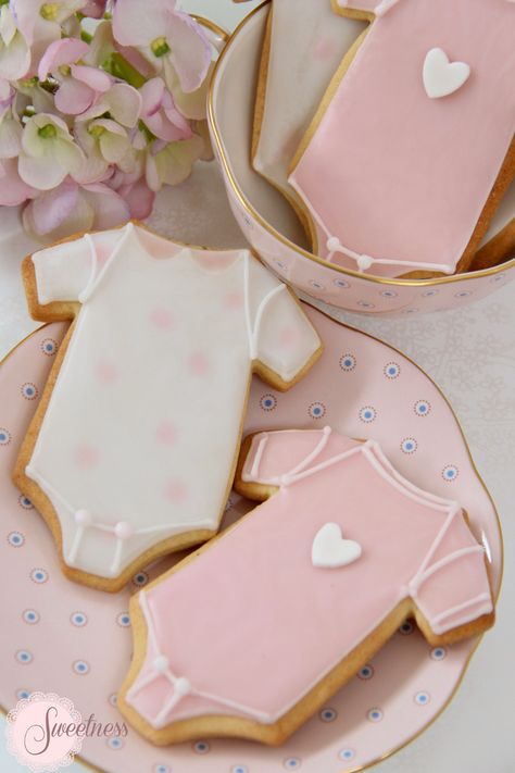 Onesie Cookies, Baby Shower Desserts, Pretty Cookies, Baby Shower Inspiration, Baby Cookies, Baby Cakes, Cookie Inspiration, Baby Shower Cookies