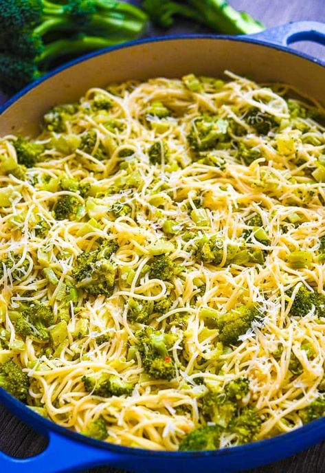 Simple to make and delicious, this Easy Broccoli Pasta makes a great meal any night of the week, and is sure to become a favorite in your house. Easy Broccoli Pasta, Broccoli Spaghetti, Broccoli Pasta Recipe, Chicken Broccoli Pasta, Garlic Broccoli, Easy Broccoli, Butter Pasta, Broccoli Pasta, Quick Dinners