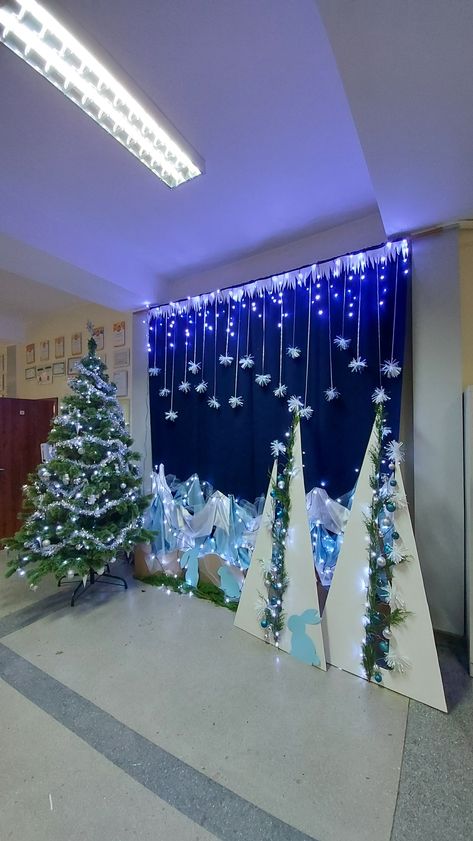 School Stage Decoration Ideas Christmas, Holiday Concert Decorations, Stage School Decorations, Winter Decor Ideas For School, Winter Wonderland Christmas Door Decorations, Winter Display School, White Christmas Classroom Decor, Winter Wonderland Stage Decorations, School Holiday Shop Themes