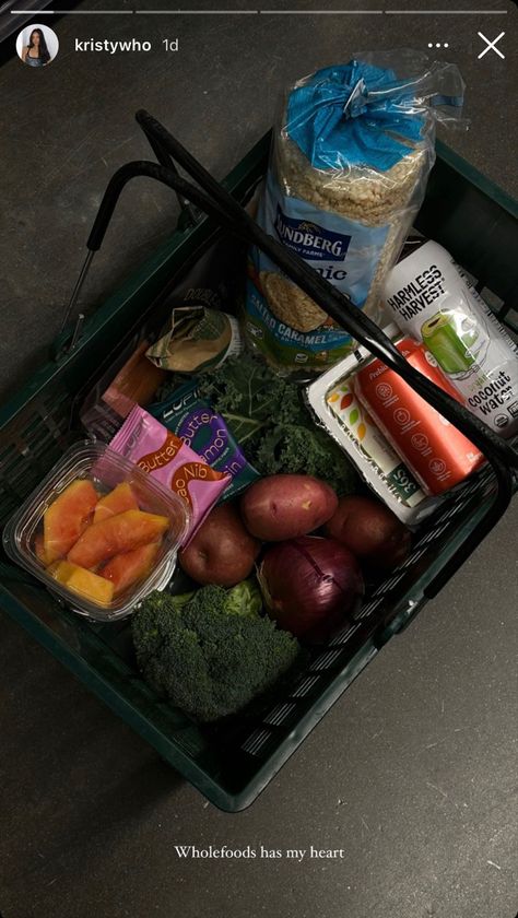 Healthy Grocery Basket Aesthetic, Healthy Shopping Cart, Healthy Grocery Shopping Aesthetic, Healthy Groceries Aesthetic, Aesthetic Grocery Shopping, Aesthetic Groceries, Grocery Shopping Healthy, Groceries Aesthetic, Whole Foods Grocery Store