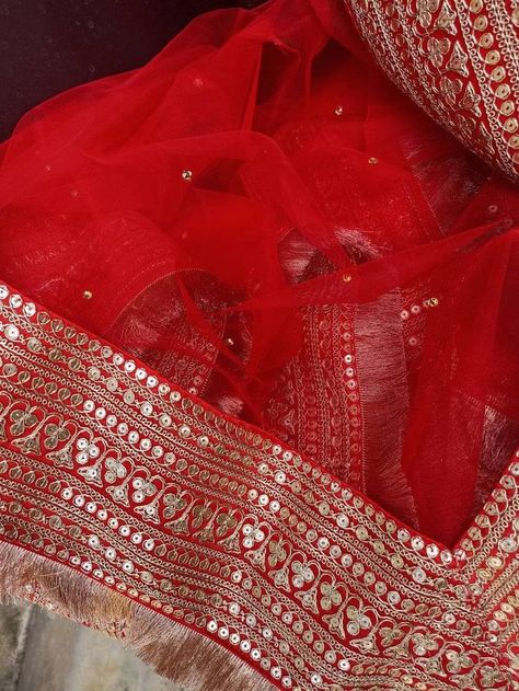 Duppattas Designs Ideas, Indian Bridal Wear Red, Punjabi Dress Design, Lehenga Saree Design, Marriage Dress, Bridal Dupatta, Indian Bride Outfits, Latest Bridal Dresses, Fancy Sarees Party Wear