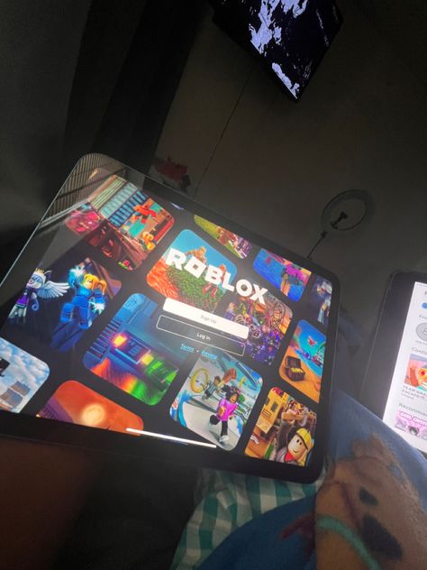 Roblox on ipad 10th generation blue Ipad 10th Generation Blue, Ipad Picture, Ipad Inspo, Ipad Kid, Ipad 10th Generation, Ipad Essentials, Dump Ideas, Ipad Kids, Iphone Obsession