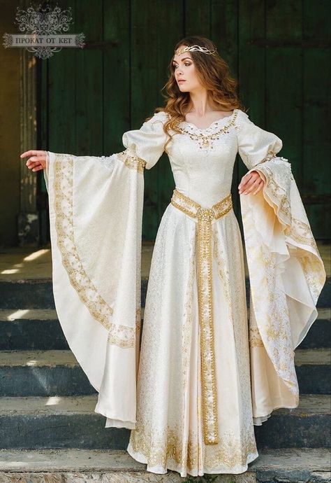 Elven Fairy, Medieval Wedding Dress, Era Victoria, Celtic Dress, Medieval Gown, Gold Applique, Medieval Wedding, Old Fashion Dresses, Fantasy Dresses